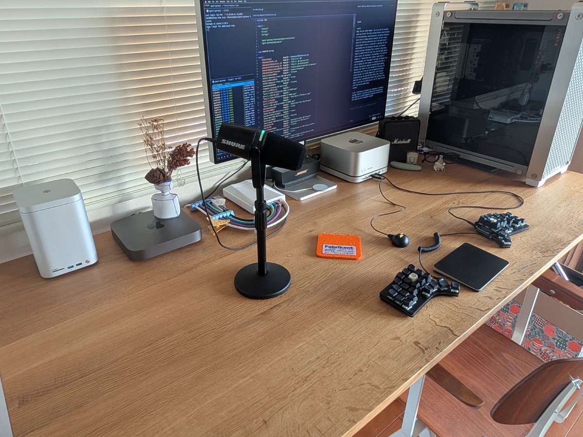 ローカル開発環境 — Mac Studio, Shure マイク, Claw44, コンピュートサーバー